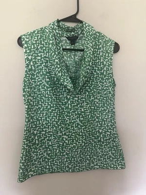 Blusa Banana Republic Wmn’s tamanho 2 verde estampa branca gola capuz sem mangas - Imagem 1 de 4