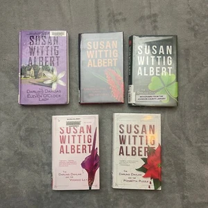 Lot of 5 Darling Dahlias Series Cozy Hardcover Books by Susan Wittig Albert - Imagen 1 de 11