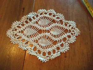 Vintage Häkelspitze Deckchen Tischläufer ovale Form cremeweiß ca. 9 x 11 Zoll - Bild 1 von 8