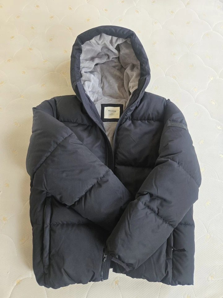 Chaqueta acolchada con capucha forrada de piel sintética Hollister para hombre talla S Foto 1 de 4