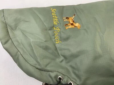 Abrigo con capucha para perro, verde, ribete de piel, 13 pulgadas de largo, apertura de correa Foto 1 de 4