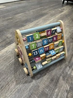 Bigjigs Toys Centro de Actividades Triangular de Madera para Aprendizaje Temprano Niño Pequeño Foto 1 de 4