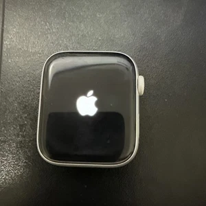 Apple Watch Series 4 44 mm Silver Aluminum Case (GPS) - Zdjęcie 1 z 2