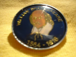 PIN ON METAL BADGE BROOCH ORIGINAL APPROX 4 CM WILLIAM SHAKESPEARE 1564-1616 - Imagen 1 de 3