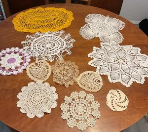 11 Vintage Hand Crocheted Dollies Various Sizes - Foto 1 di 7