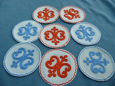 8 napperons anciens brodés en bleu et en orange - Photo 1/4