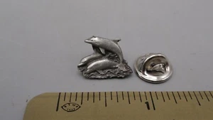 Vintage 1978 Bergamot Brass Works Pod Of Dolphins Swimming Animal Hat Lapel Pin - Picture 1 of 4