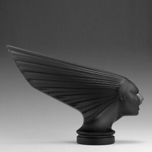 Ornement de capuche art déco « Victoire » verre noir 1930 » H. Hoffmann par Lalique