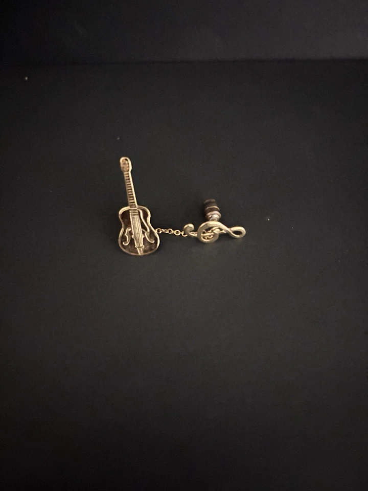 Pin de solapa vintage en forma de guitarra en tono dorado con cadena - 1" de largo Foto 1 de 1