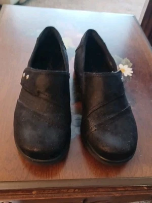 Womens "Baretraps" Shoes sz. 10 Suede faux leather Slip Ons Black - Image 1 of 4