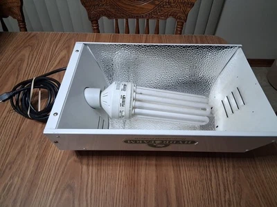 Hydrofarm Serie FL Compacto Fluorescente Jardín 120v Luz de Crecimiento con BUILB Foto 1 de 4