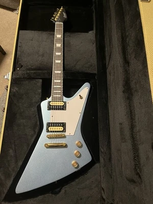 Guitarra Eléctrica Cozart '58 Explorer Metallic Pelham Azul Con Estuche Foto 1 de 4