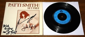 PATTI SMITH GROUP ~ SET FREE b/w PRIVILEGE ~ HAND SIGNED UK ARISTA 7" 1978 - Picture 1 of 11
