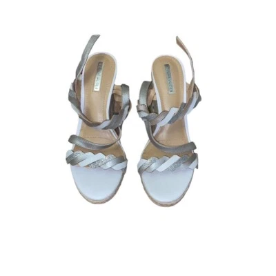 Женские блестящие милые сандалии Tahari на танкетке размер 6,5 желтовато-коричневые/белые с пряжкой из искусственной кожи - Изображение 1 из 4