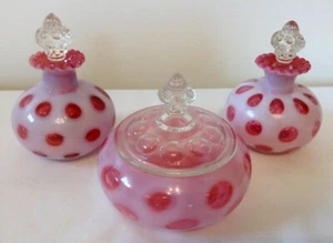 Fenton Kunstglas Cranberry Opalescent Coin Dot Puder Eitelkeit Parfum Set A4 - Bild 1 von 3