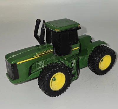 Tractor de plástico fundido a presión ERTL John Deere 9620 4x4 1/64 ventanas negras Foto 1 de 4