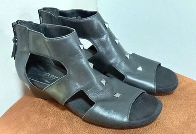 Sandalias de cuña 002 de cuero negro Layette con reposacabezas para mujer talla 7M de EE. UU. Foto 1 de 4