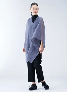 Poncho scialle mantello grigio PLEATS PLEASE Madame-T ISSEY MIYAKE mai usato - Foto 1 di 8