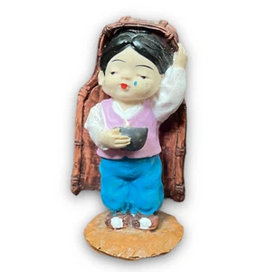 Koreart Statuina Ragazzo con Ciotola Goccia a Strappo Tradizionale Coreano Ceramica Statuina Vintage - Foto 1 di 12