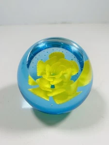Pisapapeles Caithness arte vidrio azul con flor amarilla facetada soplado a mano - Imagen 1 de 11