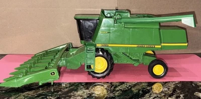 ERTL John Deere 9510 Combine Harvester Maximizer~1/28~Corn Head~ONE Owner~CLEAN! - Image 1 of 4