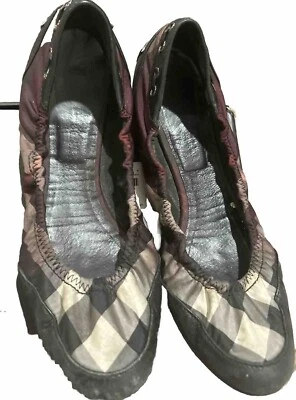 Sapatos femininos Burberry - Imagem 1 de 2