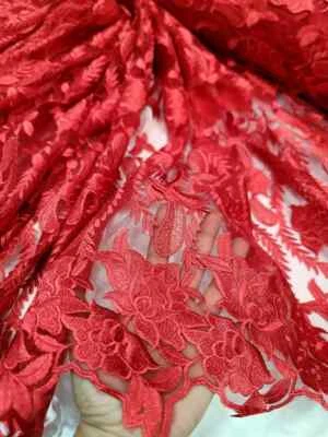 Tela de encaje floral rojo con bordado pesado - Se vende por yarda para vestidos Foto 1 de 4