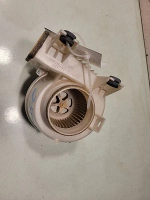 Ventilador de refrigeración de batería híbrido trasero con motor soplador Toyota RAV4 G9230-48070 2016 Foto 1 de 4