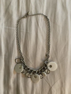 Collar Guess color plata con detalles redondos claros y blancos Foto 1 de 3