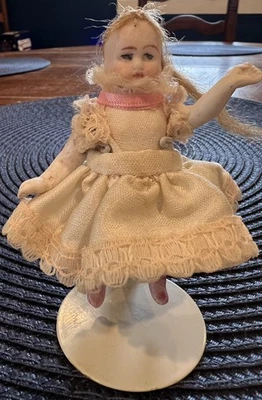  Старинный немецкий неглазурованный миниатюрный 3-дюймовый кукольный домик кукла сочлененная оригинальная одежда/волосы - Изображение 1 из 4