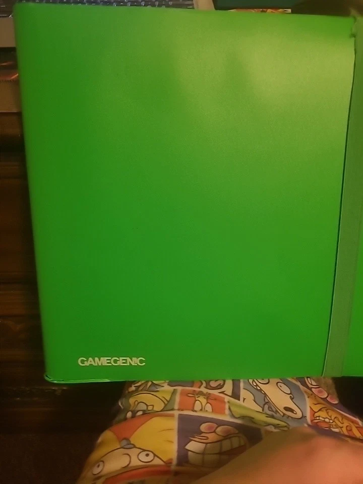 ÁLBUM CASUAL GAMEGENIC CARPETA DE 24 BOLSILLOS PORTAFOLIO BLANCO CONTIENE 480 TARJETAS NUEVO Foto 1 de 4