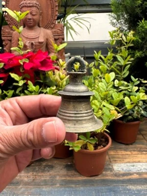 Antigua campana colgante de techo de adoración de templo hindú de latón hecha a mano Foto 1 de 4