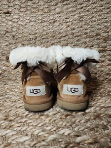 Botas de gamuza marrón forradas de lana UGG UGGS Jesse Bow II para niñas pequeñas talla 7 - Imagen 1 de 11