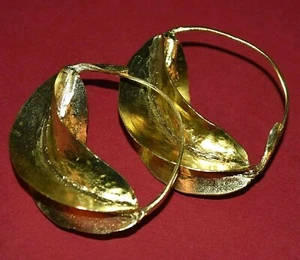 Small African Fulani Tribal Lightweight Gold Washed Brass Metal Earrings, Africa - Imagen 1 de 3