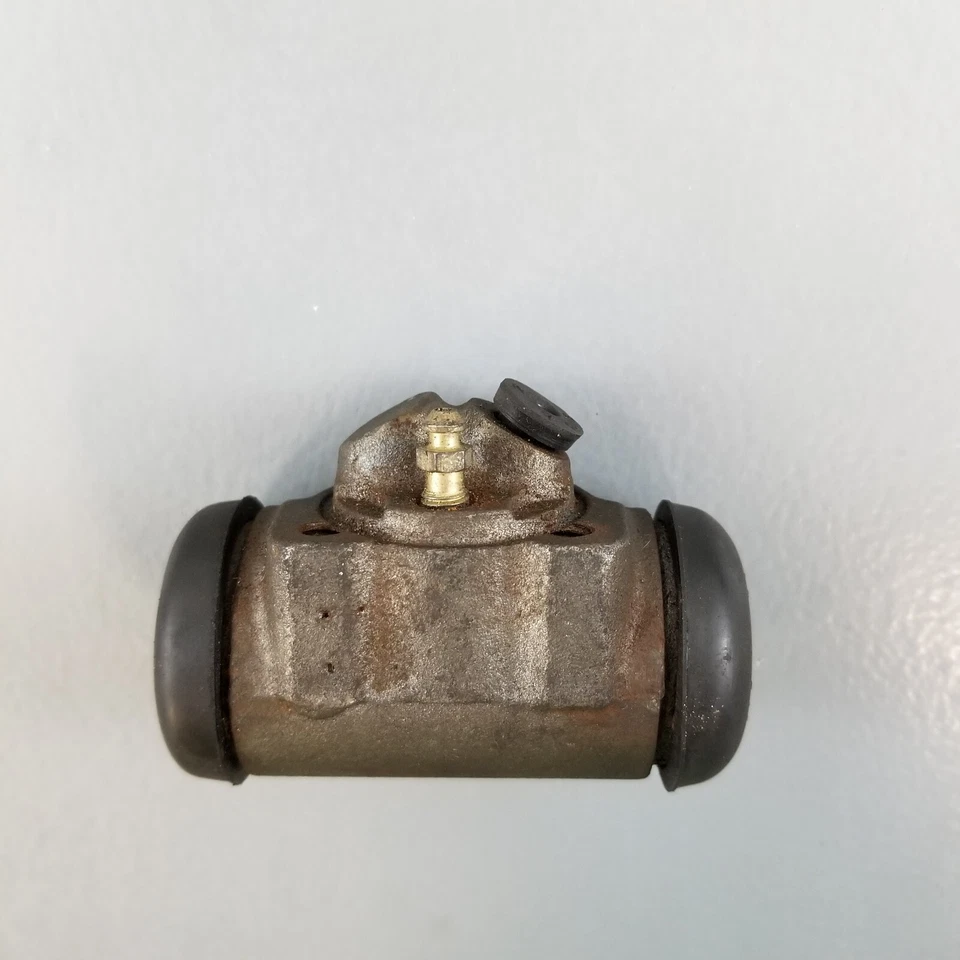 Новый из старых запасов цилиндр переднего барабанного тормоза колеса EIS EW71113 подходит для Jeepster 1968-71 годов выпуска - Изображение 1 из 3