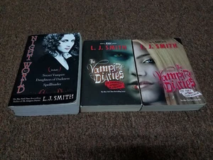 L. J. SMITH 3 trade size books SERIES: NIGHT WORLD & THE VAMPIRE DIARIES - Imagen 1 de 5