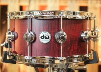 DW 6.5x14 Collector's Maple Cherry Bloodstain Hard Satin Snare Drum - SO#1356056 - Imagem 1 de 4