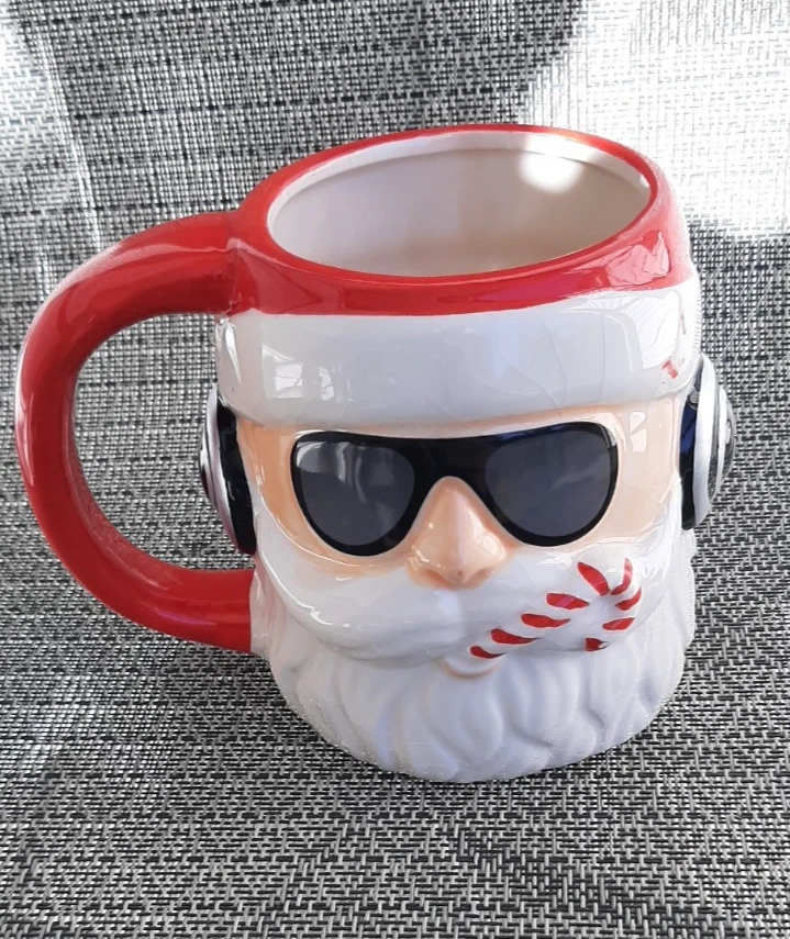 Big Mouth Inc. Taza grande de cerámica Cool Santa con cortinas y auriculares 24 oz Foto 1 de 4