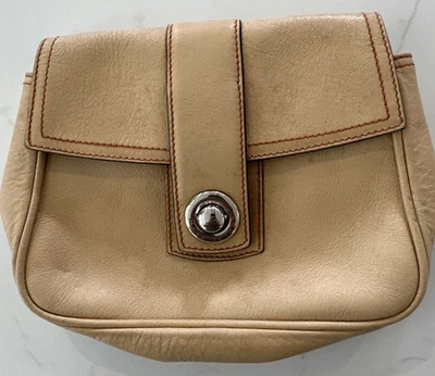 Bolso sin asas Marc Jacobs Y2K cuero tostado con costuras rojas en contraste muestra algo de uso Foto 1 de 4