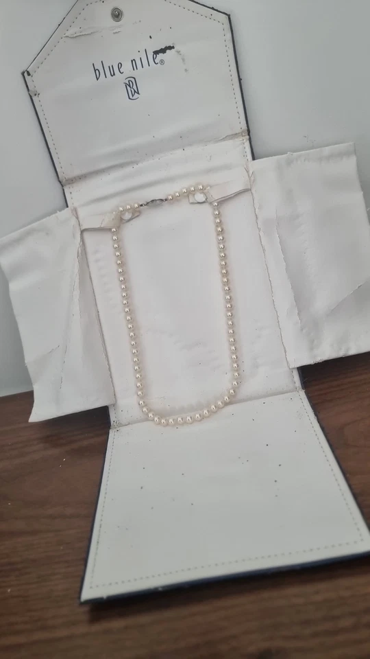 "Collar vintage de 18"" con broche de perlas del Nilo azul y broche de oro blanco de 14 k *Caja dañada" Foto 1 de 4