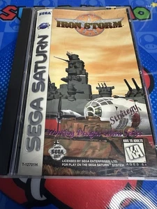 Disco completo auténtico Iron Storm Sega Saturn con tarjeta de registro en caja original - Imagen 1 de 5