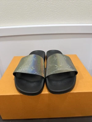 Sandalias Louis Vuitton frente al mar con monograma deslizable - prisma iridiscente - para hombre talla 9 Foto 1 de 4