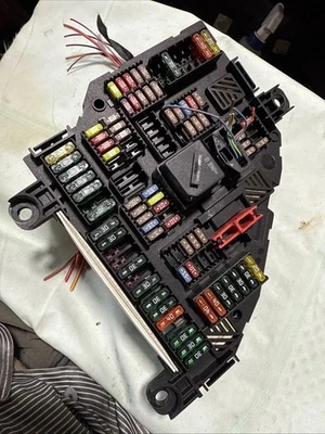 BMW 750i 750Li 2011-2015 maletero trasero distribución de energía módulo de caja de fusibles OEM Foto 1 de 4