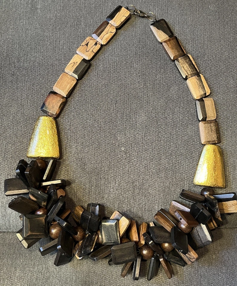 "Collar con babero cuadrado de madera de manzana Rara Avis de 31""" Foto 1 de 4