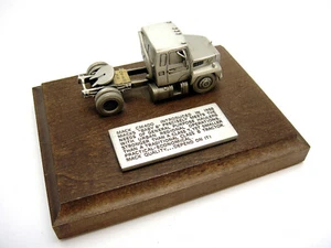 Vintage Mack CM400 Baby 8 Semi Trattore Scrivania Peltro Modello Su Base Noce - Foto 1 di 4