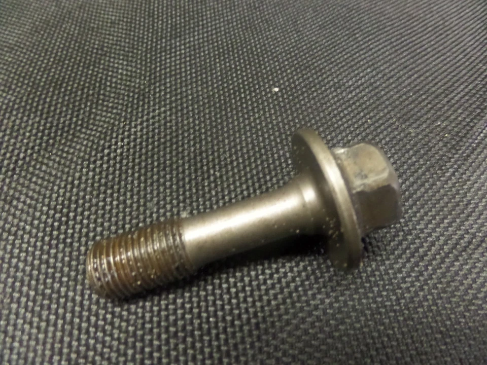 1985 年本田阴影 VT700C 发动机螺栓 — 第 1/1 张图片