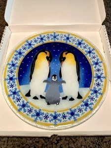 Peggy Karr Fused Glass Plate Penguin Family Christmas Snow Holiday 13.5” w/Box - Picture 1 of 12