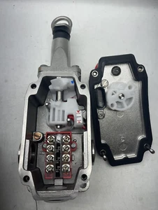 NEW 440E-L22BNSM GUARDMASTER LIFELINE4 STAINLESS ROPE PULL SWITCH E-STOP - Picture 1 of 8