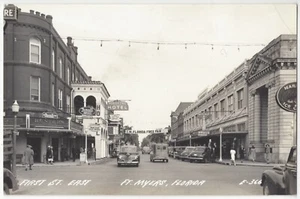 Fort Myers 1940, Florida - FOTO REAL First Street, Rexall, autos, letreros - Imagen 1 de 2