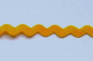 CRAFT-SEWING-TRIM "New Stock" 3mtrs x 8mm Light Orange Ric Rac Braid - Picture 1 of 1